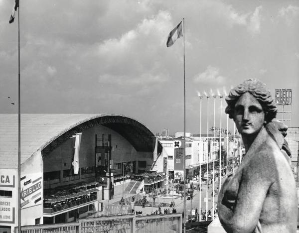 Fiera di Milano - Campionaria 1957 - Viale dell'industria - Padiglione della meccanica