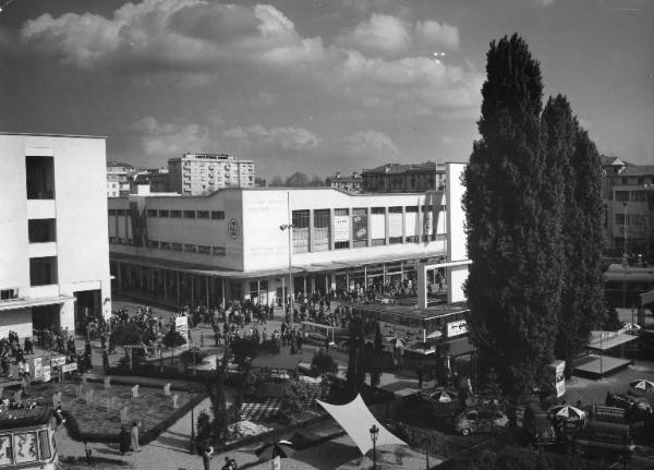 Fiera di Milano - Campionaria 1957 - Largo X - Padiglione impianti e attrezzature per bar e negozi, ceramiche, cristallerie e casalinghi