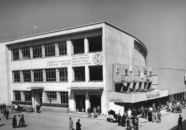 Fiera di Milano - Campionaria 1957 - Padiglione macchine per l'industria chimica e farmaceutica e padiglione dei tabacchi - Veduta esterna