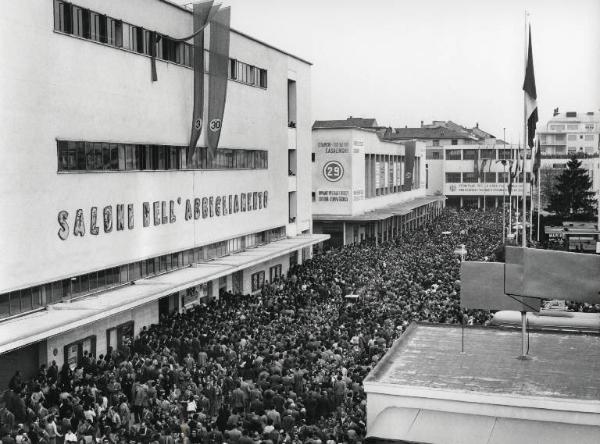 Fiera di Milano - Campionaria 1957 - Viale del commercio - Padiglione del Salone dell'abbigliamento - Folla di visitatori