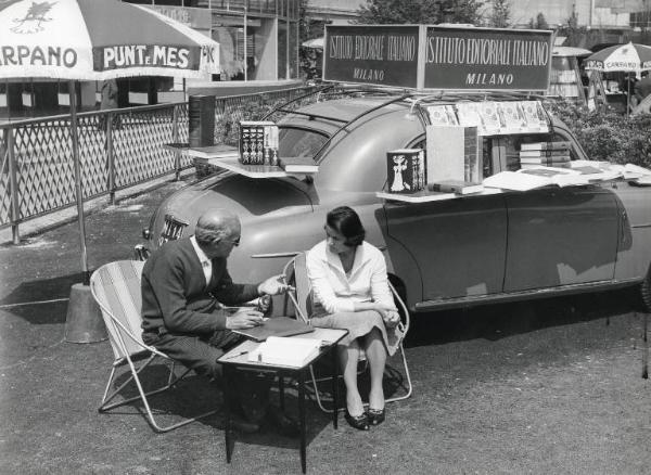 Fiera di Milano - Campionaria 1957 - Mostra Giardino del libro - Stand dell'Istituto editoriale italiano