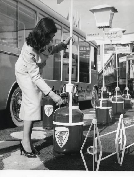 Fiera di Milano - Campionaria 1957 - Largo X - Mostra dei gas liquidi nelle loro diverse applicazioni - Bombole della Butangas