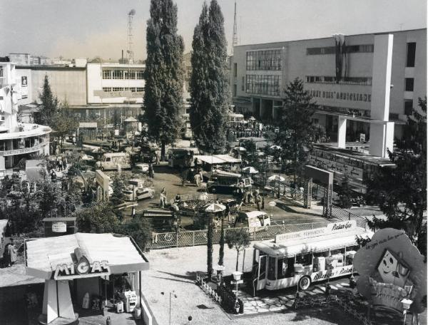 Fiera di Milano - Campionaria 1957 - Largo X - Mostra dei gas liquidi nelle loro diverse applicazioni e mostra Giardino del libro