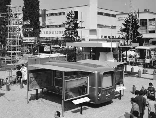 Fiera di Milano - Campionaria 1957 - Largo X - Mostra dei gas liquidi nelle loro diverse applicazioni - Veicolo pubblicitario della Solgas