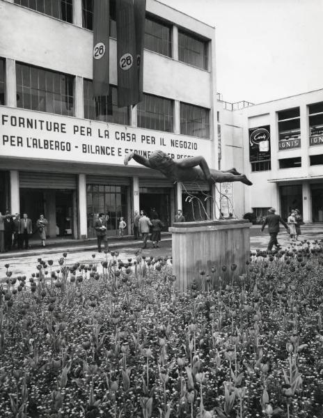 Fiera di Milano - Campionaria 1957 - Scultura "Il Nuotatore", opera di Vincenzo Fiordigiglio