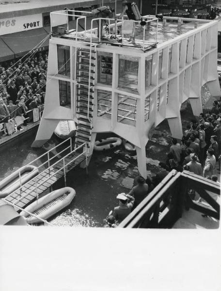 Fiera di Milano - Campionaria 1957 - Piscina per immersioni - Esibizione dei sommozzatori