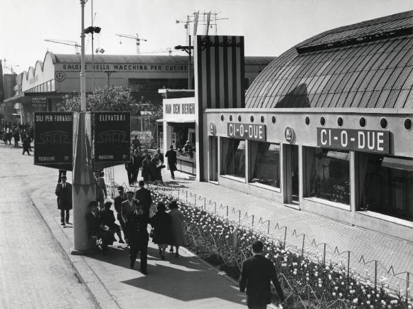 Fiera di Milano - Campionaria 1957 - Viale della tecnica - Padiglione dei colori e vernici - Stand della Società Antincendio Ciodue