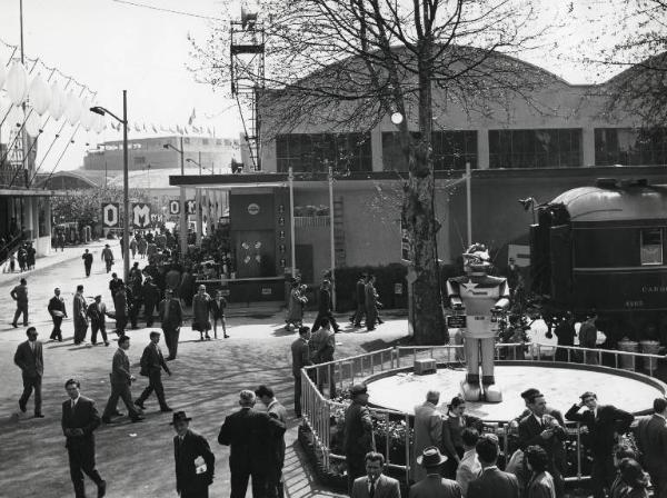 Fiera di Milano - Campionaria 1957 - Installazione pubblicitaria della San Pellegrino