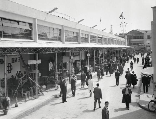 Fiera di Milano - Campionaria 1957 - Viale macchine edili - Tettoia - Stand espositivi - Visitatori