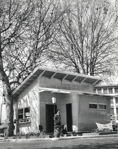 Fiera di Milano - Campionaria 1957 - Viale macchine agricole - Casa prefabbricata della Termedilbloc