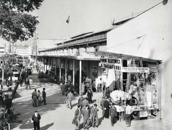 Fiera di Milano - Campionaria 1957 - Viale macchine edili - Tettoia - Stand espositivi - Visitatori