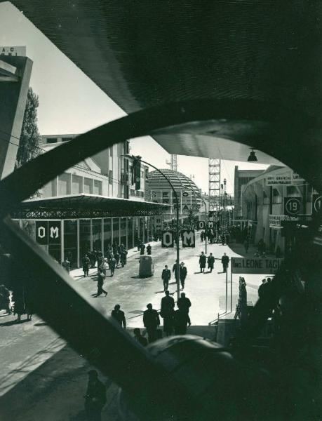 Fiera di Milano - Campionaria 1957 - Viale della siderurgia - Tettoia espositiva della Officine Meccaniche OM - Veduta esterna