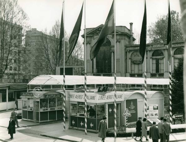 Fiera di Milano - Campionaria 1957 - Largo Regioni - Stand della compagnia aerea italiana Alitalia