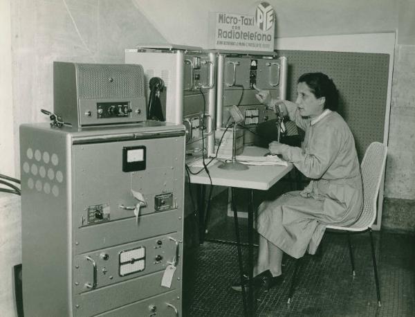 Fiera di Milano - Campionaria 1957 - Centralina ricevente per i micro-taxi PYE con radiotelefono