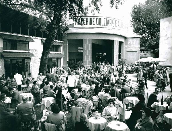 Fiera di Milano - Campionaria 1957 - Ristorante all'aperto - Padiglione macchine per l'industria dolciaria e alimentare