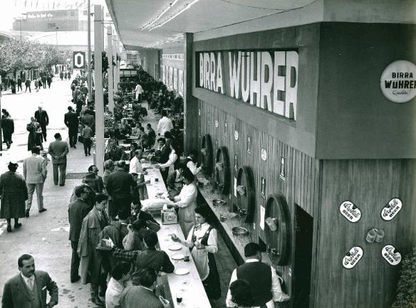 Fiera di Milano - Campionaria 1957 - Viale dell'agricoltura - Chiosco di degustazione della birra Wührer