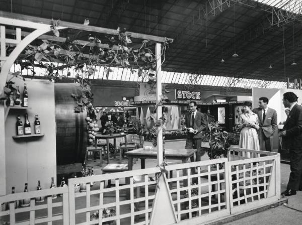 Fiera di Milano - Campionaria 1957 - Padiglione vini e liquori - Interno