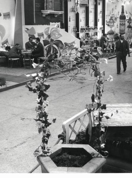 Fiera di Milano - Campionaria 1957 - Padiglione vini e liquori - Interno