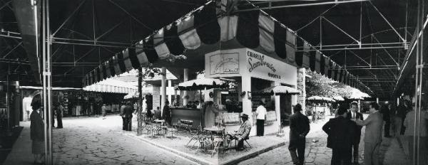 Fiera di Milano - Campionaria 1957 - Padiglione vini e liquori - Cortile interno - Veduta panoramica