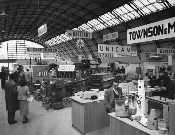 Fiera di Milano - Campionaria 1957 - Padiglione macchine e apparecchi per l'industria chimica e farmaceutica - Interno