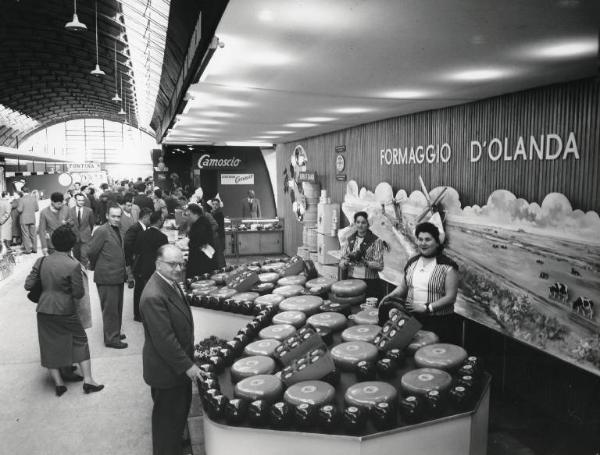 Fiera di Milano - Campionaria 1957 - Padiglione macchine per l'industria casearia, prodotti caseari - Interno