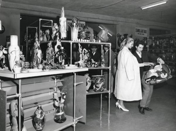 Fiera di Milano - Campionaria 1957 - Padiglione del Salone del l'artigianato - Interno