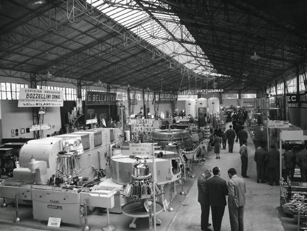 Fiera di Milano - Campionaria 1957 - Padiglione macchine e apparecchi per enologia - Interno