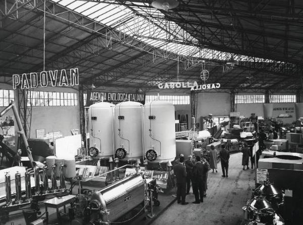 Fiera di Milano - Campionaria 1957 - Padiglione macchine e apparecchi per enologia - Interno