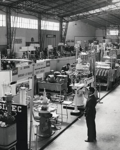 Fiera di Milano - Campionaria 1957 - Padiglione macchine e apparecchi per enologia - Interno