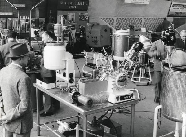 Fiera di Milano - Campionaria 1957 - Padiglione macchine e apparecchi per l'industria chimica e farmaceutica - Interno