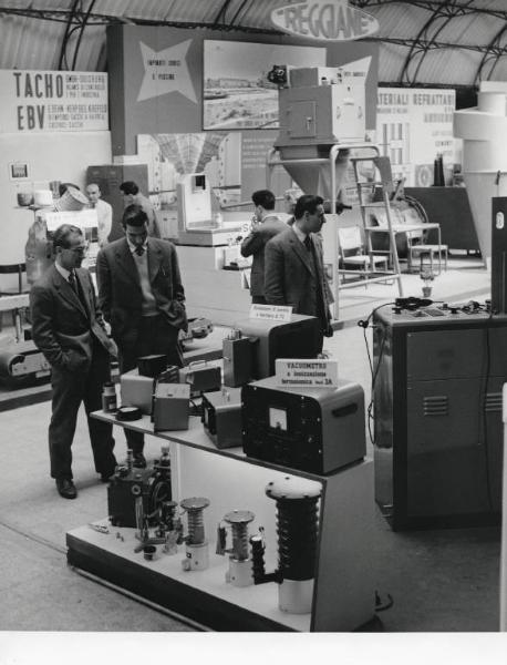 Fiera di Milano - Campionaria 1957 - Padiglione forniture e impianti per la casa, per il bar, per il negozio, per l'albergo - Interno