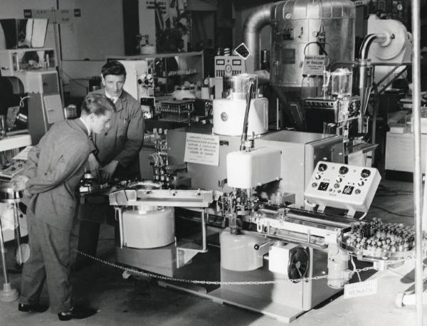 Fiera di Milano - Campionaria 1957 - Padiglione macchine e apparecchi per l'industria chimica e farmaceutica - Interno