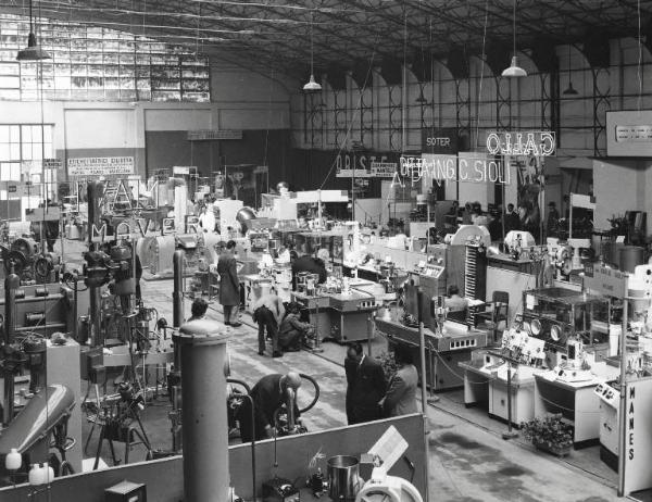 Fiera di Milano - Campionaria 1957 - Padiglione macchine e apparecchi per l'industria chimica e farmaceutica - Interno