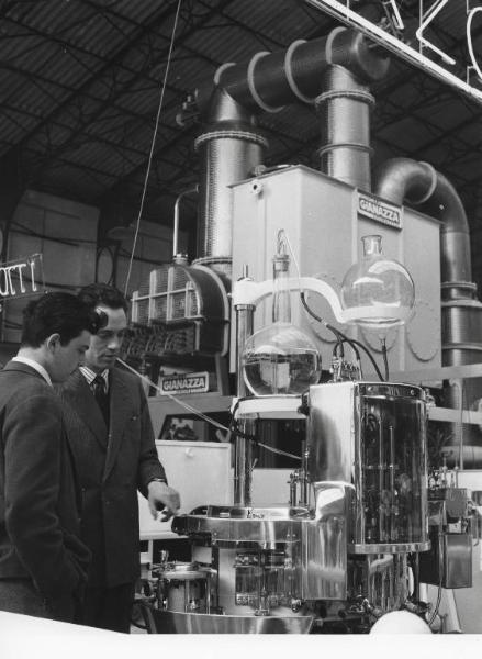 Fiera di Milano - Campionaria 1957 - Padiglione macchine e apparecchi per enologia - Interno - Stand Gianazza