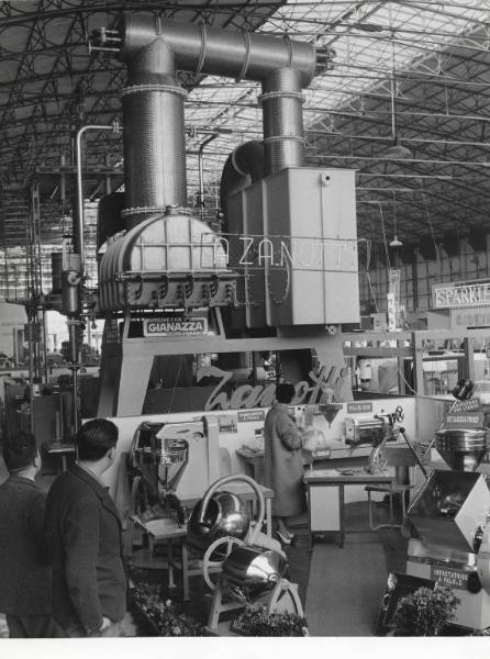 Fiera di Milano - Campionaria 1957 - Padiglione macchine e apparecchi per enologia - Interno