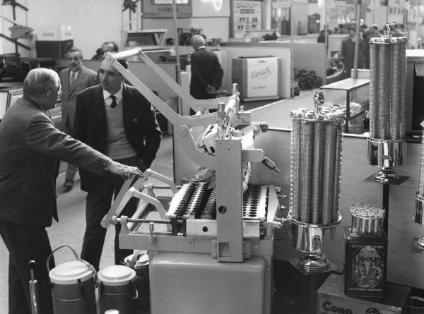 Fiera di Milano - Campionaria 1957 - Padiglione delle macchine per l'industria dolciaria e alimentare - Interno