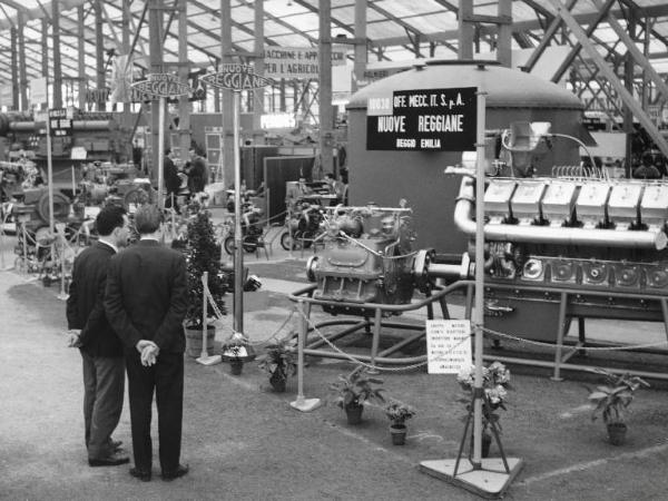 Fiera di Milano - Campionaria 1957 - Padiglione motori diesel a scoppio e loro applicazioni - Interno - Stand della Nuove Reggiane