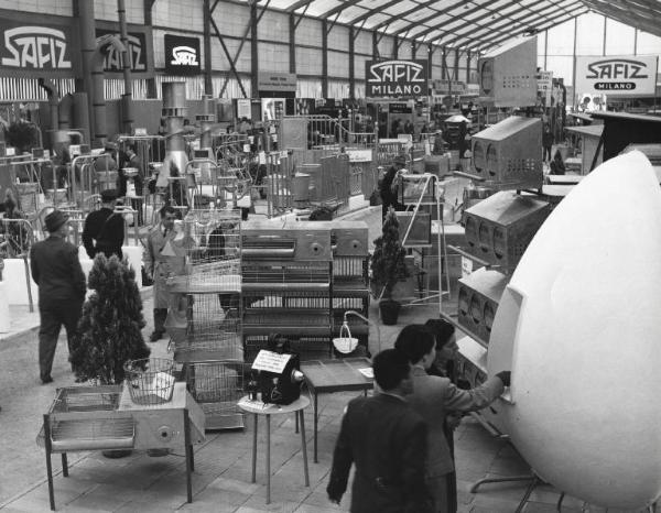 Fiera di Milano - Campionaria 1957 - Padiglione attrezzature per stalle, materiale avicolo, veterinaria, articoli zootecnici, mangimi, integrativi - Interno - Stand della Safiz