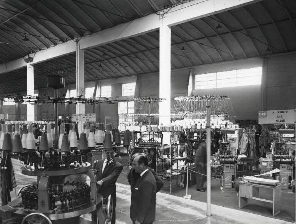 Fiera di Milano - Campionaria 1957 - Padiglione macchine per l'industria tessile e per maglieria - Interno