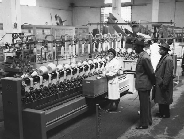 Fiera di Milano - Campionaria 1957 - Padiglione macchine per l'industria tessile e per maglieria - Interno