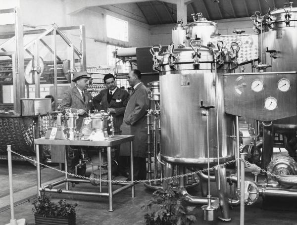 Fiera di Milano - Campionaria 1957 - Padiglione macchine per l'industria casearia, prodotti caseari - Interno