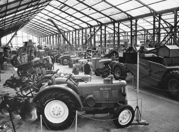 Fiera di Milano - Campionaria 1957 - Padiglione macchine e apparecchi per l'agricoltura - Interno