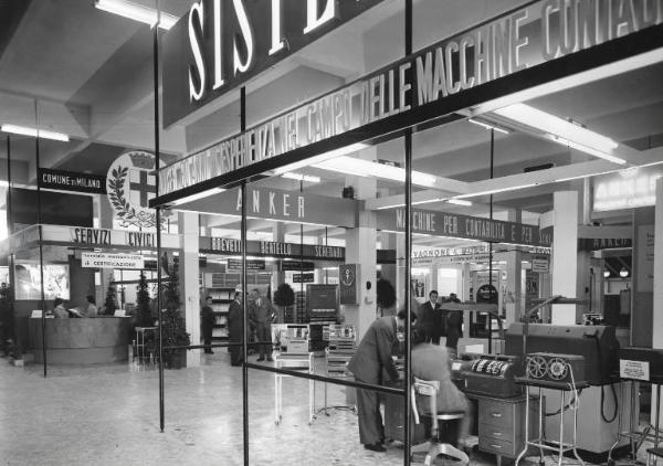 Fiera di Milano - Campionaria 1957 - Padiglione cancelleria e mobili per ufficio, macchine e forniture per uffici e uffici tecnici - Interno