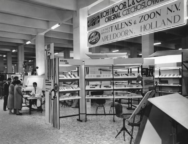 Fiera di Milano - Campionaria 1957 - Padiglione cancelleria e mobili per ufficio, macchine e forniture per uffici e uffici tecnici - Interno