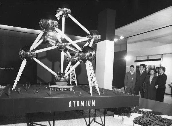 Fiera di Milano - Campionaria 1957 - Palazzo delle nazioni - Mostra ufficiale del Belgio - Modellino dell'Atomium