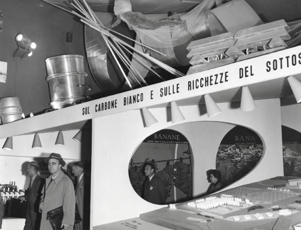 Fiera di Milano - Campionaria 1957 - Palazzo delle nazioni - Mostra ufficiale del Camerun