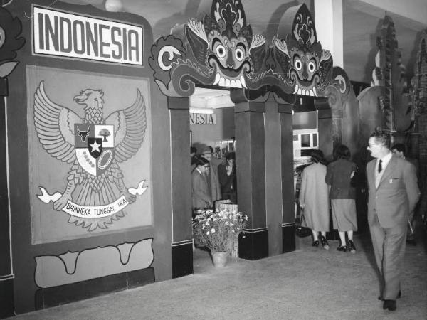 Fiera di Milano - Campionaria 1957 - Palazzo delle nazioni - Mostra ufficiale dell'Indonesia