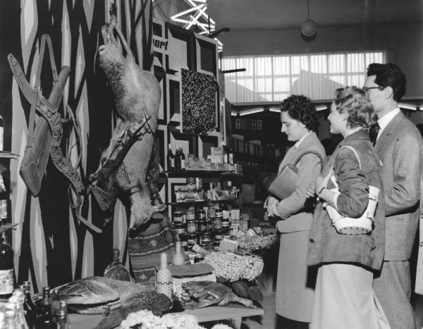 Fiera di Milano - Campionaria 1957 - Palazzo delle nazioni - Mostra ufficiale della Romania