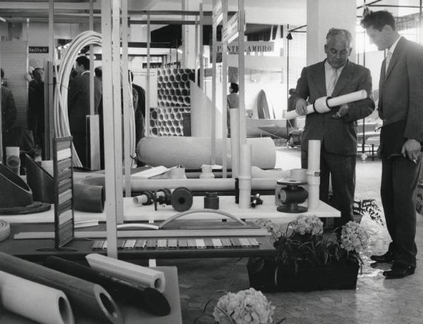 Fiera di Milano - Campionaria 1957 - Padiglione materie prime, semilavorati e prodotti finiti in materia plastica - Profilati