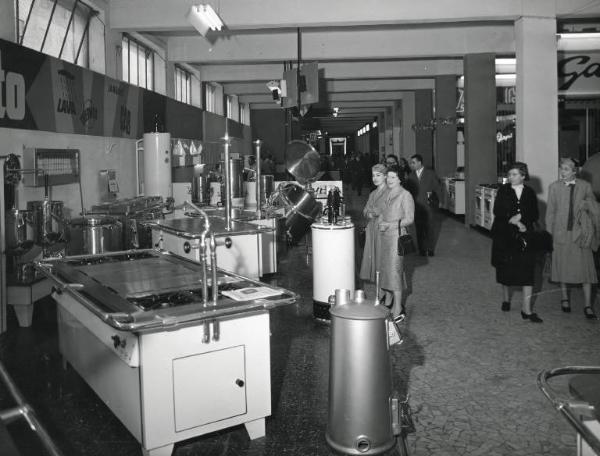 Fiera di Milano - Campionaria 1957 - Padiglione forniture e impianti per la casa, per il bar, per il negozio, per l'albergo - Interno